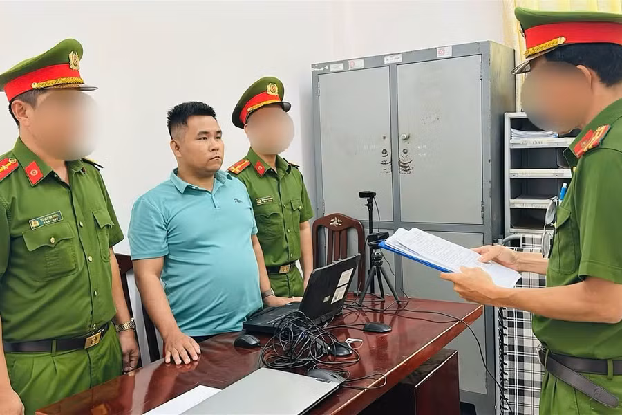 Khởi tố đối tượng đi ngược chiều, bóp cổ tài xế ô tô sau va chạm giao thông
