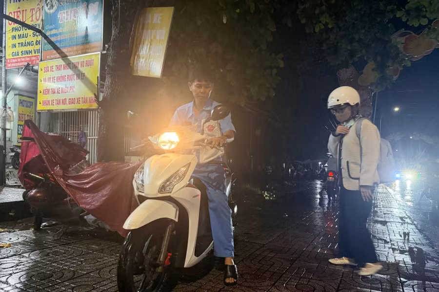 Mưa lớn kéo dài, nhiều tuyến đường nội ô ở Vĩnh Long chìm trong nước