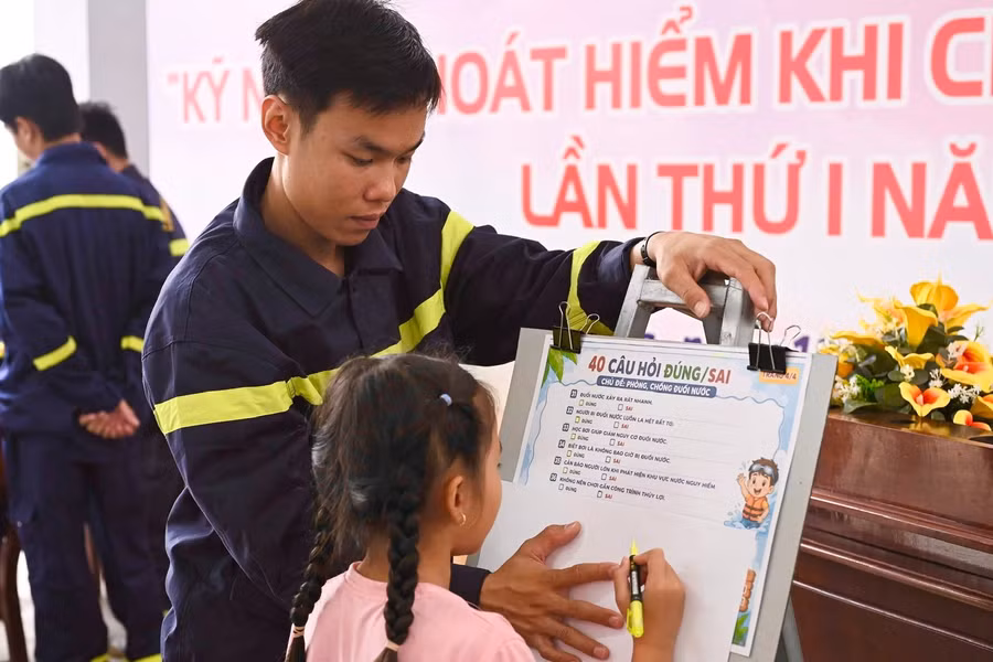 Vĩnh Long tiên phong rèn "kỹ năng thực chiến" chống hỏa hoạn và đuối nước cho thế hệ trẻ
