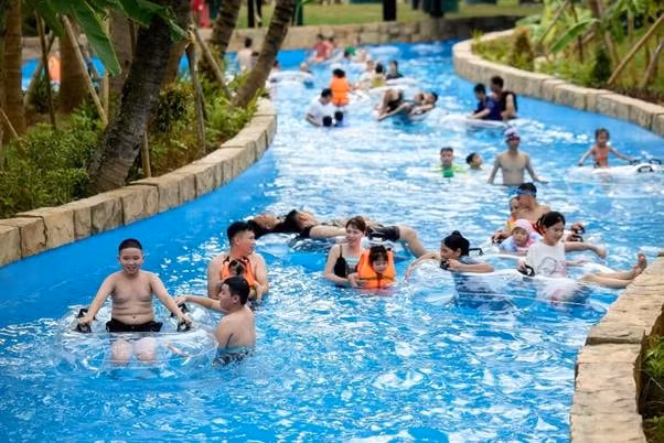 Du khách thư thái trong làn nước mát tại Sun World Sầm Sơn. Ảnh: Sun World