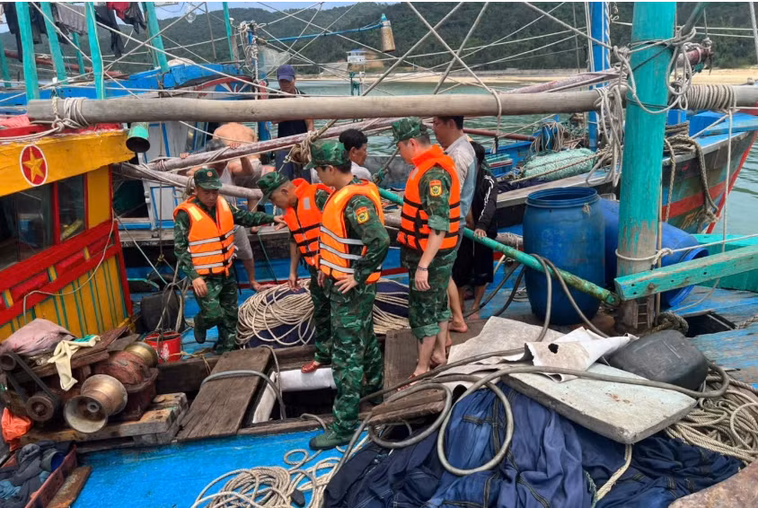 Lực lượng chức năng đã tiếp cận và đưa toàn bộ 4 người trên tàu vào nơi an toàn (Ảnh: Ngọc Hân).