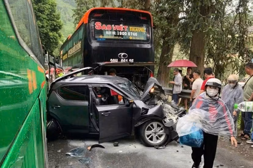 Xe ô tô con màu xám bị biến dạng nặng, nhiều mảnh kính, kim loại vương vãi ra đường (Ảnh: Nguyễn Dũng).