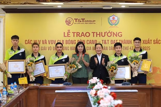 Ông Đỗ Quang Hiển, Nhà sáng lập, Chủ tịch Điều hành Tập đoàn T&amp;T Group và Đại tá Nguyễn Thị Thúy Thanh, Phó Cục trưởng Cục Công tác Đảng và công tác chính trị (Bộ Công an), Phó Chủ tịch kiêm Tổng thư ký Hiệp hội Thể thao CAND Việt Nam trao thưởng cho các VĐV xuất sắc giành HCV.