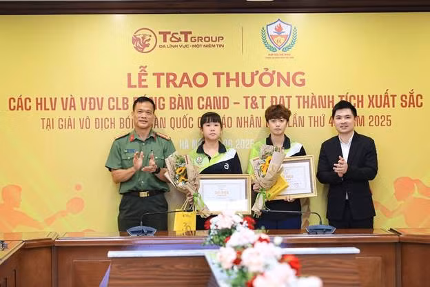 Ông Đỗ Vinh Quang, Phó Chủ tịch HĐQT Tập đoàn T&amp;T Group và Đại tá Nguyễn Xuân Hải, Giám đốc Trung tâm Huấn luyện và Thi đấu Thể thao CAND trao thưởng cho VĐV Hoàng Trà My và Trần Mai Ngọc.