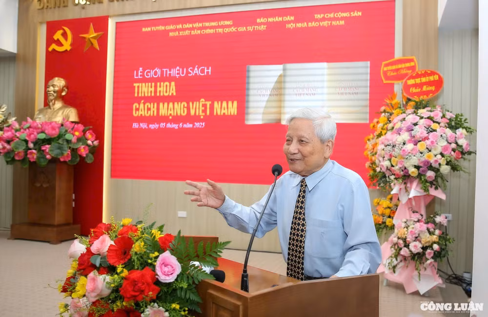 Ở tuổi 96, nhà báo lão thành Hà Đăng đã qua gần 80 năm viết báo