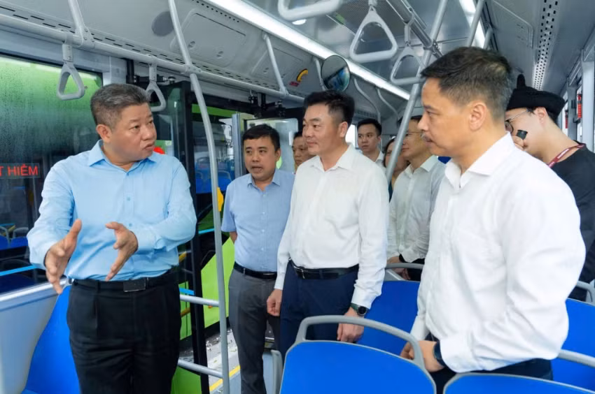 Phó chủ tịch UBND TP Hà Nội Nguyễn Mạnh Quyền (ngoài cùng bên trái) trao đổi với các đại biểu dự khai trương tuyến buýt điện số 43 (Ảnh: Tuấn Cao).