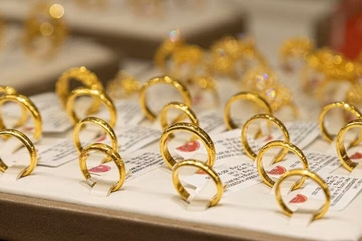 Sáng nay (18/6), giá vàng trong nước lặng sóng nhưng vẫn đắt hơn giá vàng thế giới khoảng 12,5 triệu đồng/lượng (ảnh minh hoạ).