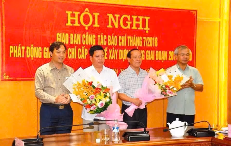 Đc Hoàng Trung Dũng ... và Trần Nam Hồng tặng hoa chúc mừng đc NKH nhán dịp nhận Giải C về sáng tác, quảng bá các tác phẩm văn học- nghệ thuật, báo chí trong học tập & làm theo tư tưởng..