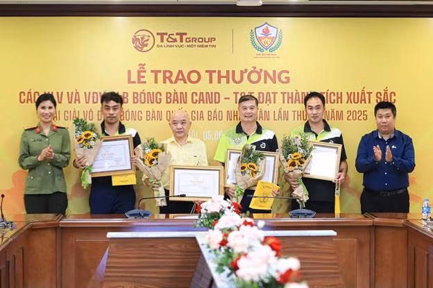 Ban Huấn luyện CLB Bóng bàn CAND – T&amp;T nhận giải thưởng sau thành tích đạt được tại Giải vô địch Bóng bàn quốc gia Báo Nhân Dân vừa qua.