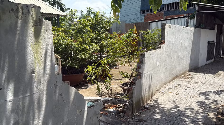 Bức tường bị sập (Ảnh: E.X).