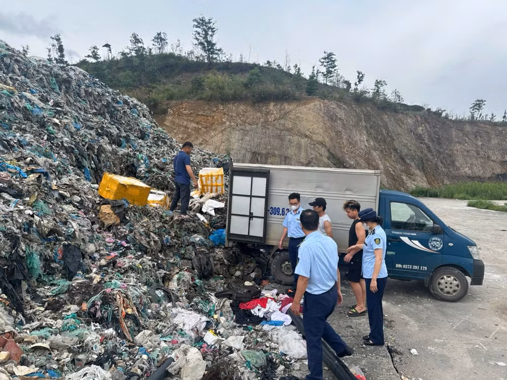 Tiêu hủy hơn 2 tấn thực phẩm