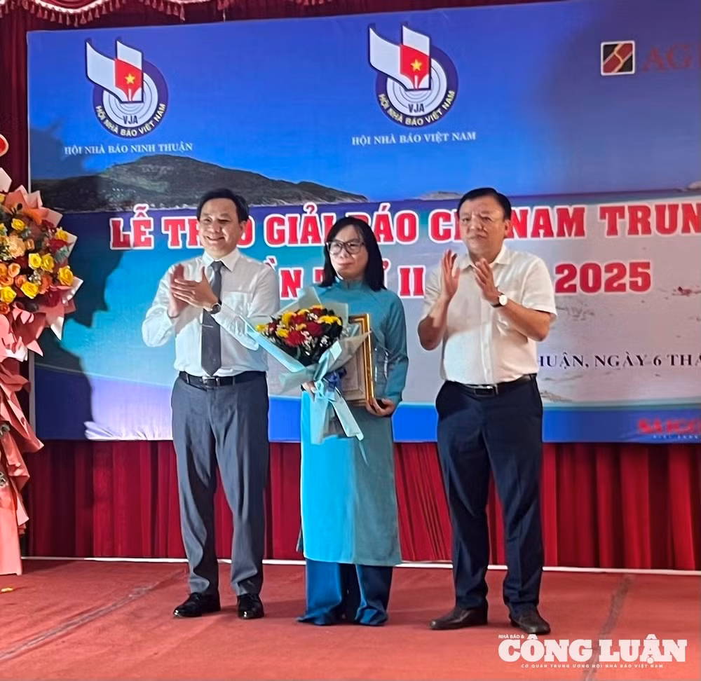 Nhà báo Nguyễn Thị Thanh Thuận báo Quảng Ngãi đại diện nhóm tác giải giải nhất thể loại báo in- báo điện tử