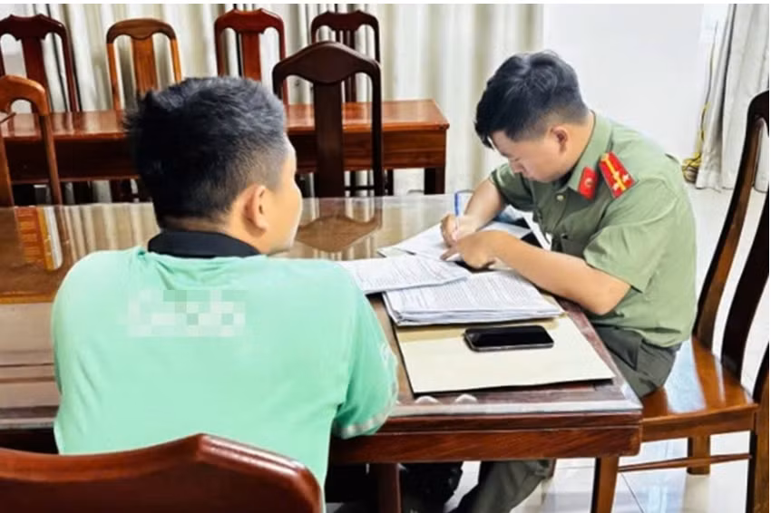 Anh H. làm việc với cán bộ của Phòng An ninh mạng và phòng, chống tội phạm sử dụng công nghệ cao (Ảnh: Công an tỉnh Khánh Hòa).