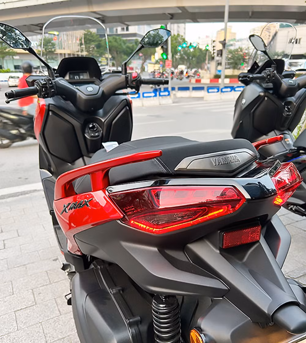 Yên xe thiết kế kiểu phân tầng, cốp có thể chứa 2 mũ bảo hiểm kín đầu - Ảnh: Việt Hưng