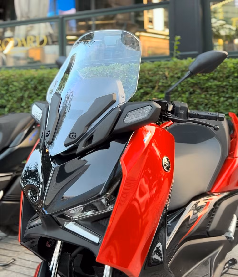 Phần đầu xe Yamaha Xmax 300 thiết kế hầm hỗ - Ảnh: Việt Hưng