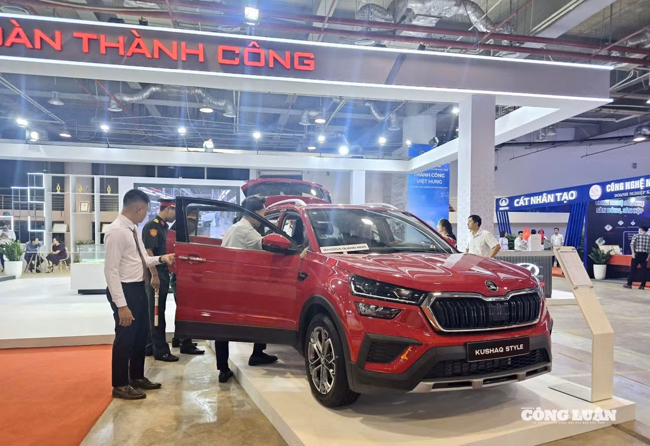 anh-13-robot-xuat-hien-tai-trien-lam-kt-xh-quang-ninh.jpg