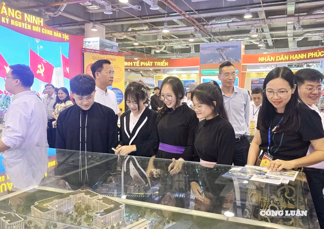 anh-15-robot-xuat-hien-tai-trien-lam-kt-xh-quang-ninh.jpg