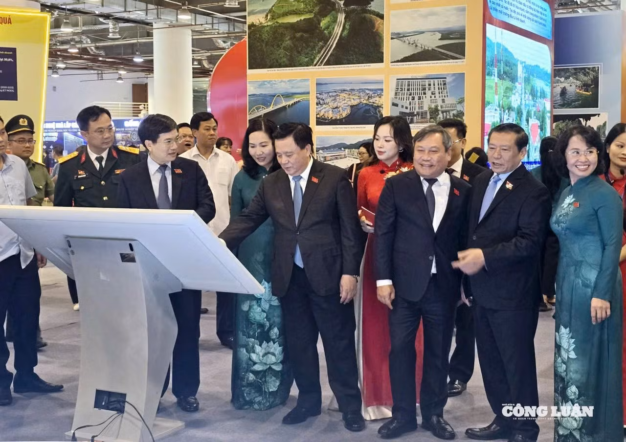 anh-6-robot-xuat-hien-tai-trien-lam-kt-xh-quang-ninh.jpg