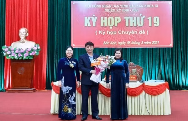 Lãnh đạo HĐND tỉnh Bắc Kạn tặng hoa, chúc mừng ông Nông Quang Nhất