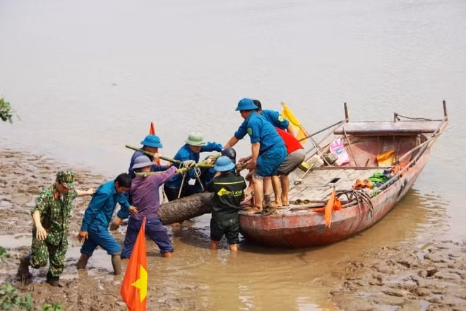 Lực lượng chức năng xử lý di dời quả bom nặng gần 230kg. Ảnh: tienphong.vn