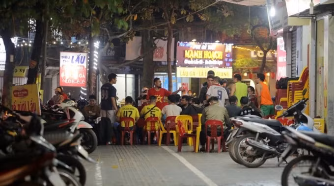 Sở GTVT Hà Nội cho rằng việc UBND quận Hoàn Kiếm đề xuất thí điểm sử dụng vỉa hè 5 tuyến phố để tổ chức kinh doanh sẽ gây ùn tắc, mất an toàn giao thông. Ảnh minh họa