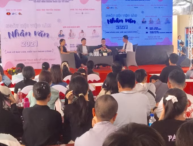 CEO Công ty CP Ứng dụng di động Xanh (GMA) Trần Viết Quân chia sẻ với các sinh viên tại talkshow 