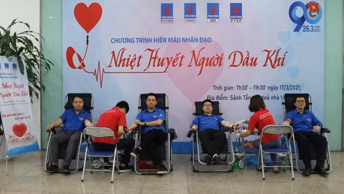 Đoàn viên thanh niên các đơn vị PV Power, PVChem, VPI, PVEP tham gia hiến máu tình nguyện tại Hà Nội