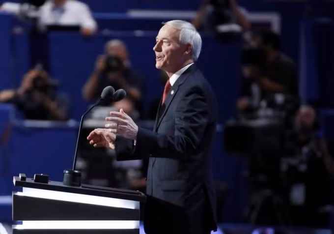 Thống đốc bang Arkansas Asa Hutchinson. Ảnh: Reuters