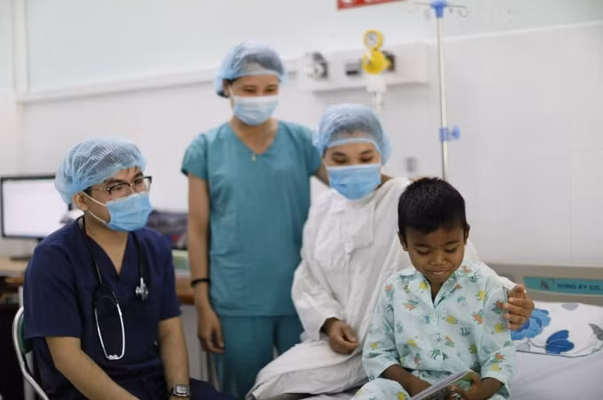 Nhờ quả thận của cha, cậu bé đã gần như trở lại cuộc sống bình thường