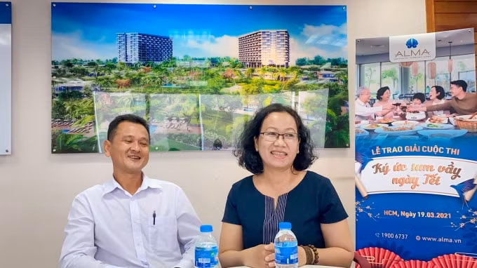 Vợ chồng anh chị Phạm Thị Thanh Kiều - chủ nhân 1 trong 5 bài dự thi xuất sắc nhất