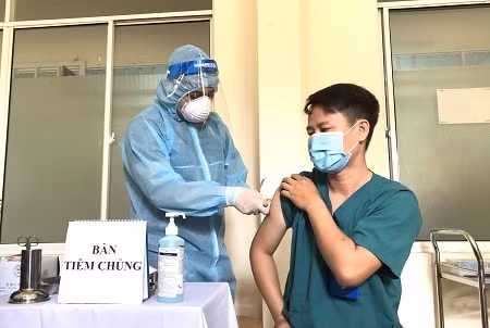 Tiêm vaccine phòng COVID-19 cho cán bộ y tế Bệnh viện Phổi Đà Nẵng