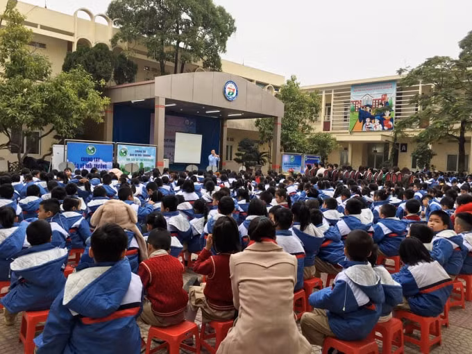 Một buổi tuyên truyền trong trường học về công tác bảo vệ môi trường.