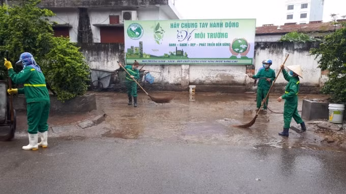 Công nhân Công ty Môi trường Đô thị Hải Phòng làm công tác vệ sinh môi trường.