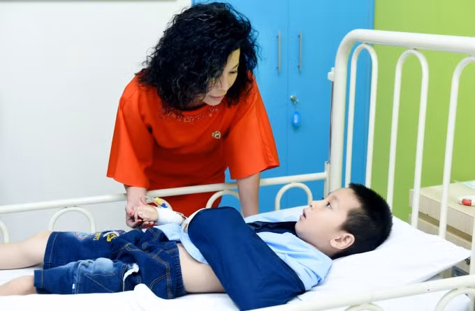Bà Nguyễn Thị Lệ Thu - Chủ tịch HĐ Quỹ Nâng bước Trẻ thơ thăm hỏi bệnh nhi đặc biệt được điều trị tại Bệnh viện FV