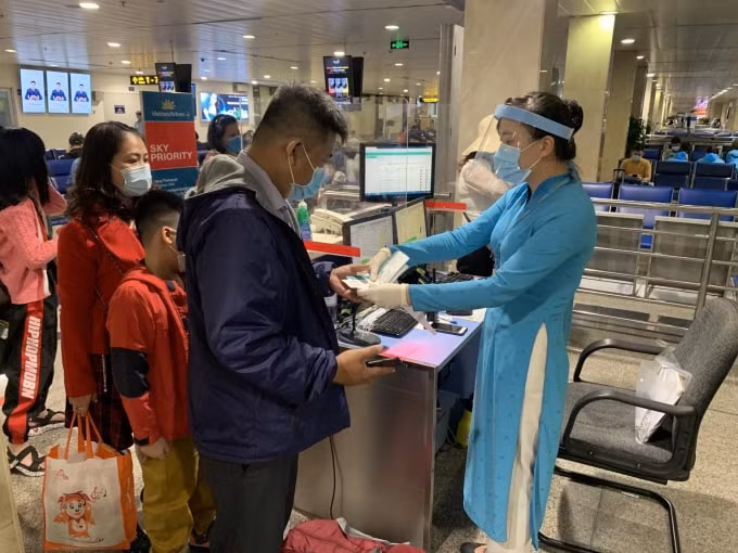Quy định về phòng chống dịch Covid-19 được thực hiện nghiêm túc tại các cảng Hàng không. Ảnh: TL