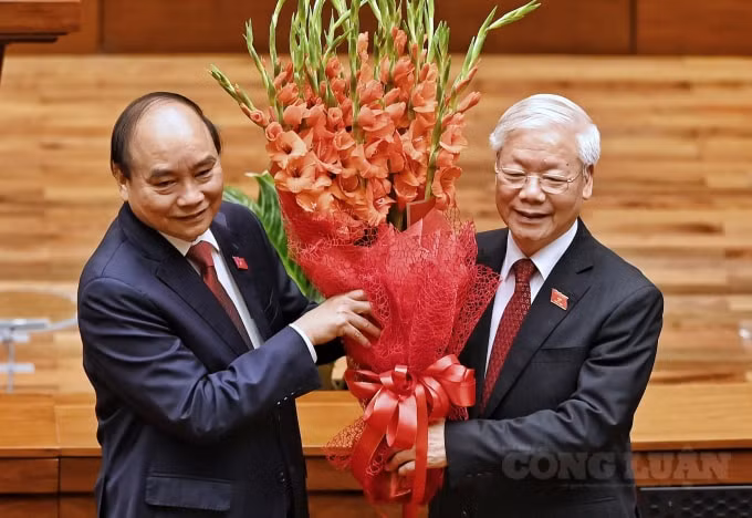 Tổng Bí thư Nguyễn Phú Trọng tặng hoa chúc mừng Chủ tịch nước Nguyễn Xuân Phúc.