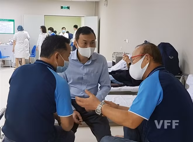 Phó Chủ tịch VFF Trần Quốc Tuấn trao đổi chuyên môn với HLV Park Hang Seo ngay tại bệnh viện. Ảnh: VFF