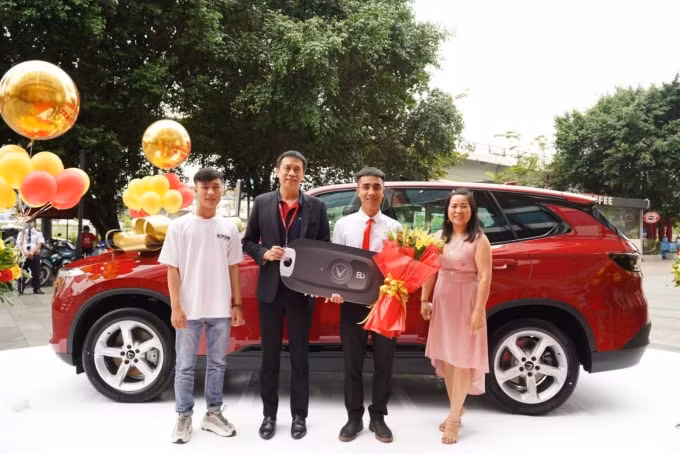 Phó Tổng giám đốc Vietjet trao xe hơi cho Tran Quang Vi.
