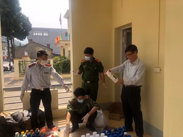 Lực lượng chức năng tỉnh Lào Cai kiểm tra, lập biên bản thu giữ thuốc sâu trung Quốc bày bán trái phép ở chợ phiên Mường Khương .