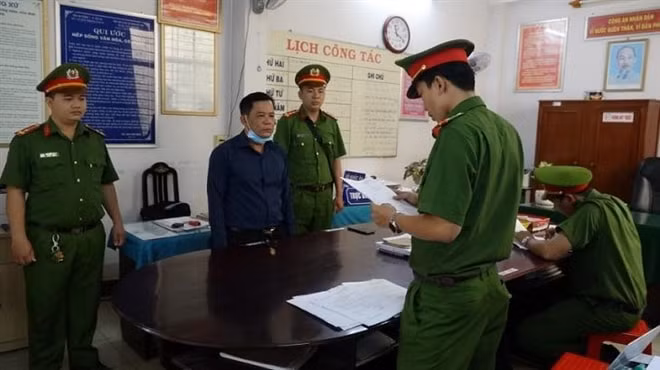 Nguyễn Ngọc Huy bị cơ quan công an tống đạt quyết định bắt tạm giam. Ảnh: C.A