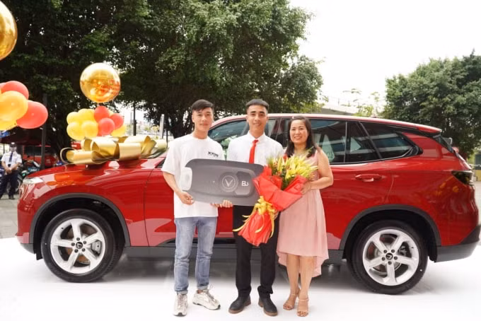 Tran Quang Vi chup hình cùng mẹ và em trai.