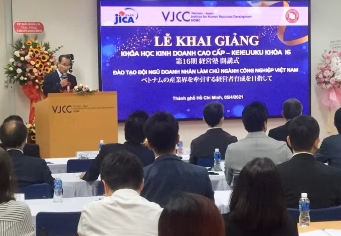 Giám đốc Phân viện phát triển nguồn nhân lực Việt Nam - Nhật Bản tại TP. HCM Tô Bình Minh phát biểu khai giảng khóa Keieijuku 16