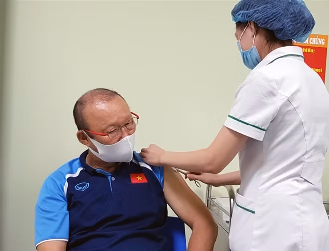 HLV Park Hang Seo được tiêm vaccine Covid-19. Ảnh: internet