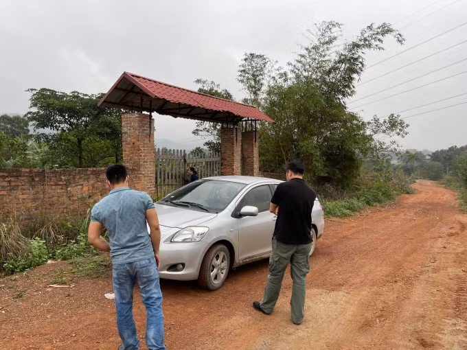 "Cò" đất hoạt động rầm rộ ở Minh Phú, Sóc Sơn.