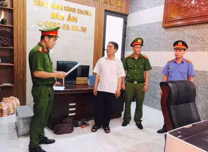 Ông Ần (áo trắng) bị khởi tố về hành vi Thiếu trách nhiệm gây hậu quả nghiêm trọng. Ảnh: C.A