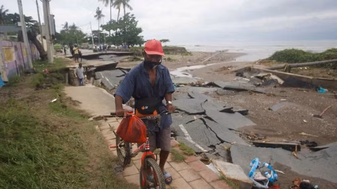 Bão nhiệt đới Seroja khiến 97 người chết ở Indonesia và Đông Timor và hàng ngàn người khác phải di dời tránh bão - Ảnh: Reuters