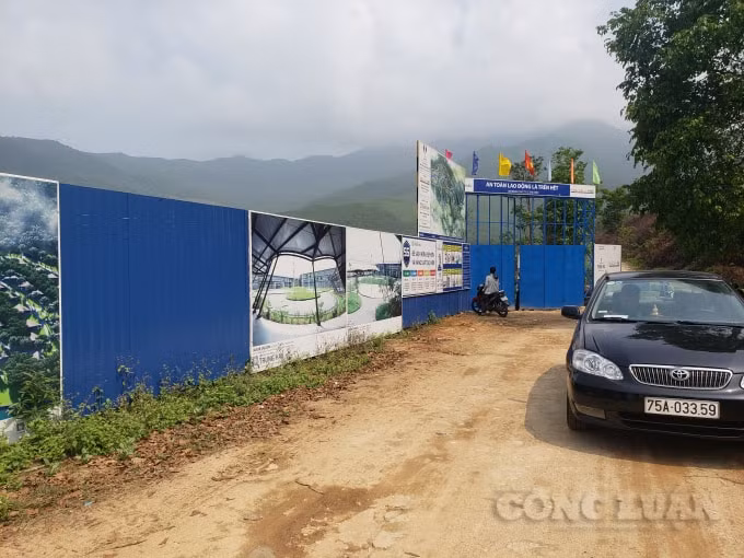 Cty Hoa Lư - Huế chặn tôn xung quanh để triển khai dự án du lịch Suối Voi.