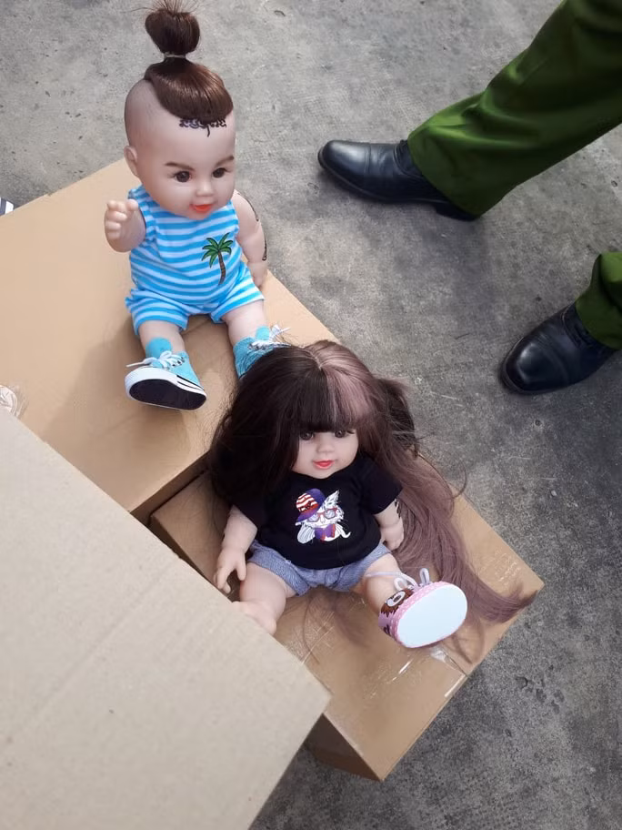 Những búp bê này nghi là Kumanthong, không có hoá đơn. Ảnh: nld.vn