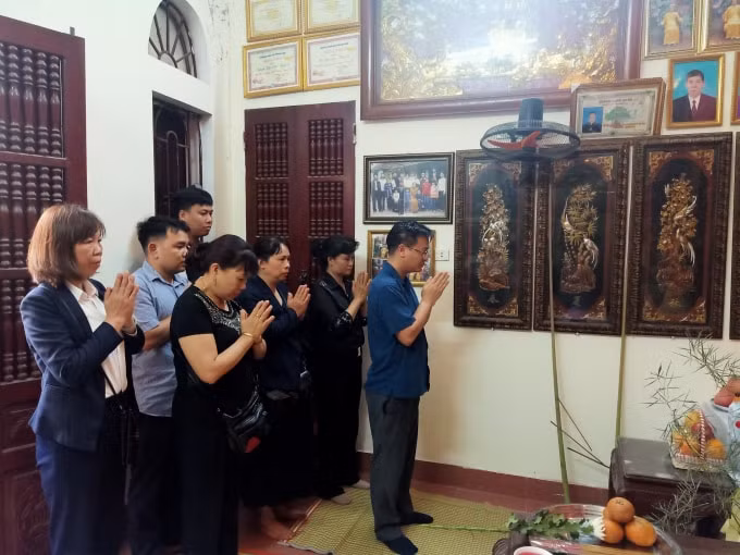 Ban lãnh đạo Công ty CP Môi trường và dịch vụ đô thị Vĩnh Yên và các đồng nghiệp thắp hương trước vong linh chị H.
