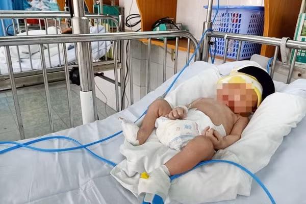 Bệnh viện Vũng Tàu thông báo tìm cha mẹ bé trai bị bỏ rơi. Ảnh: Zingnews.vn